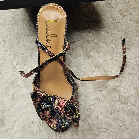 Lilsa Black Floral Metallic Bow Platform Ankle Strap Heels 9, NEW in Box - Picture 4 of 6